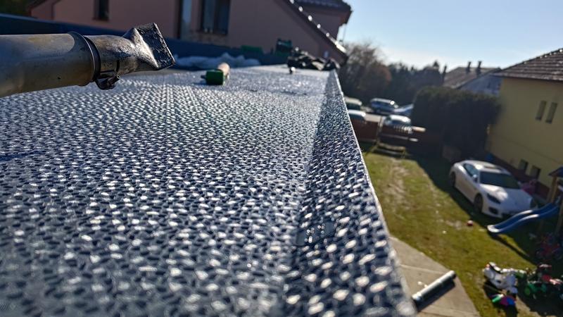 Detail protiskluzové fólie na balkónu