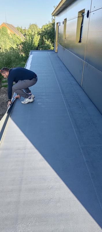 Pokládka fólie na dlouhém balkónu bytového domu