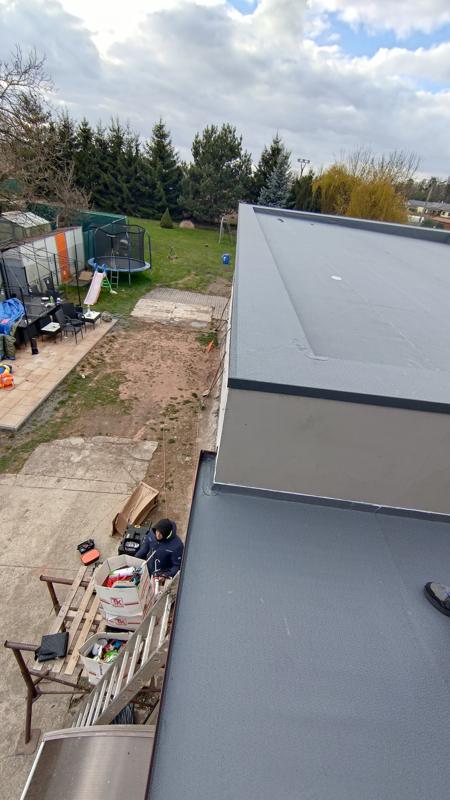 Střecha přístavby s oplechováním atiky